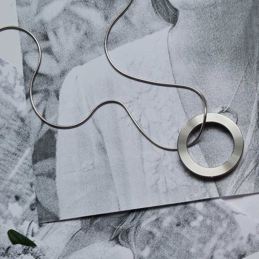 mia silver necklace | close up