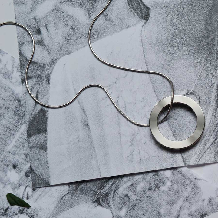 mia silver necklace | close up