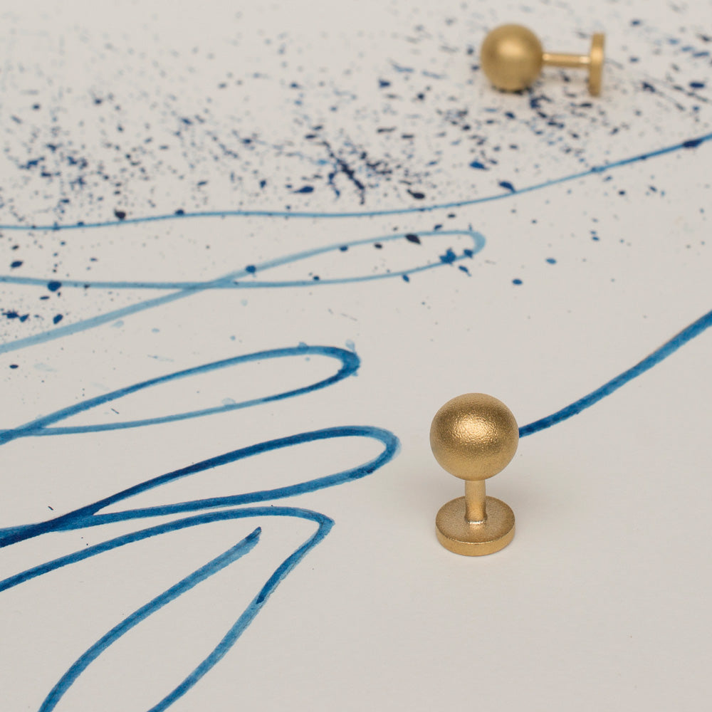 grafton blasted | gold cufflinks | close up