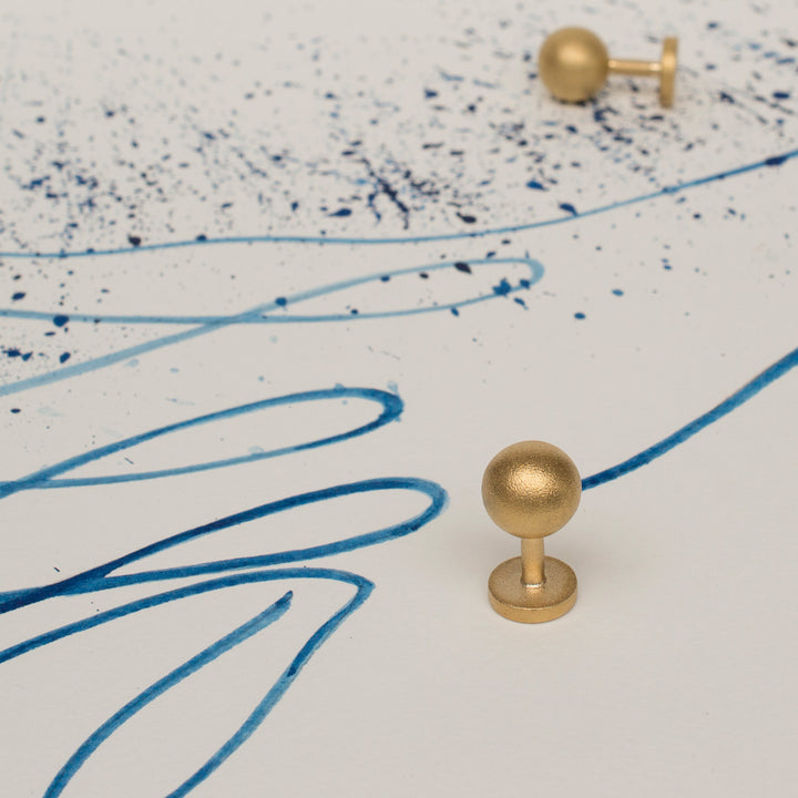 grafton blasted | gold cufflinks | close up